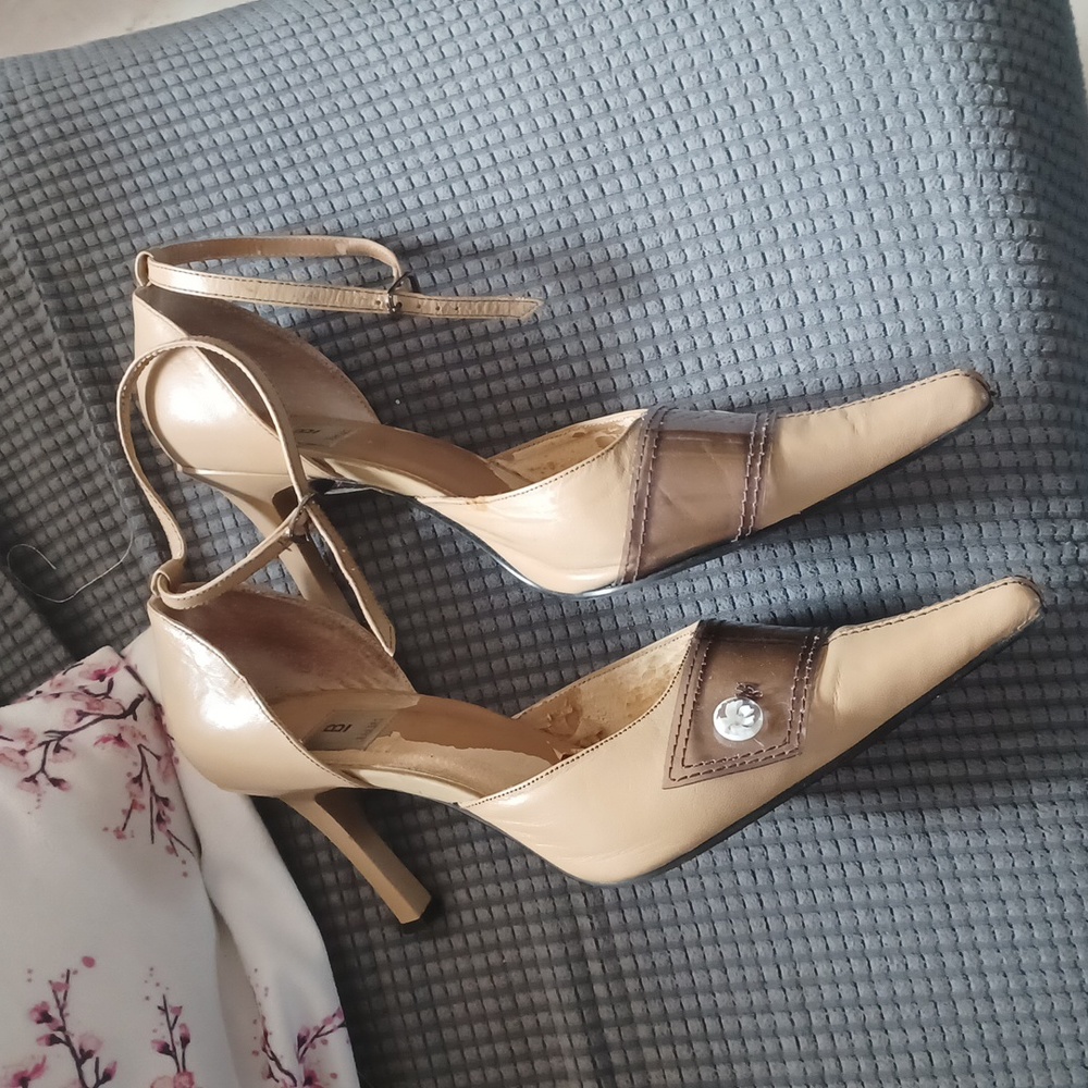Pointed Heel - Picture 2 of 5